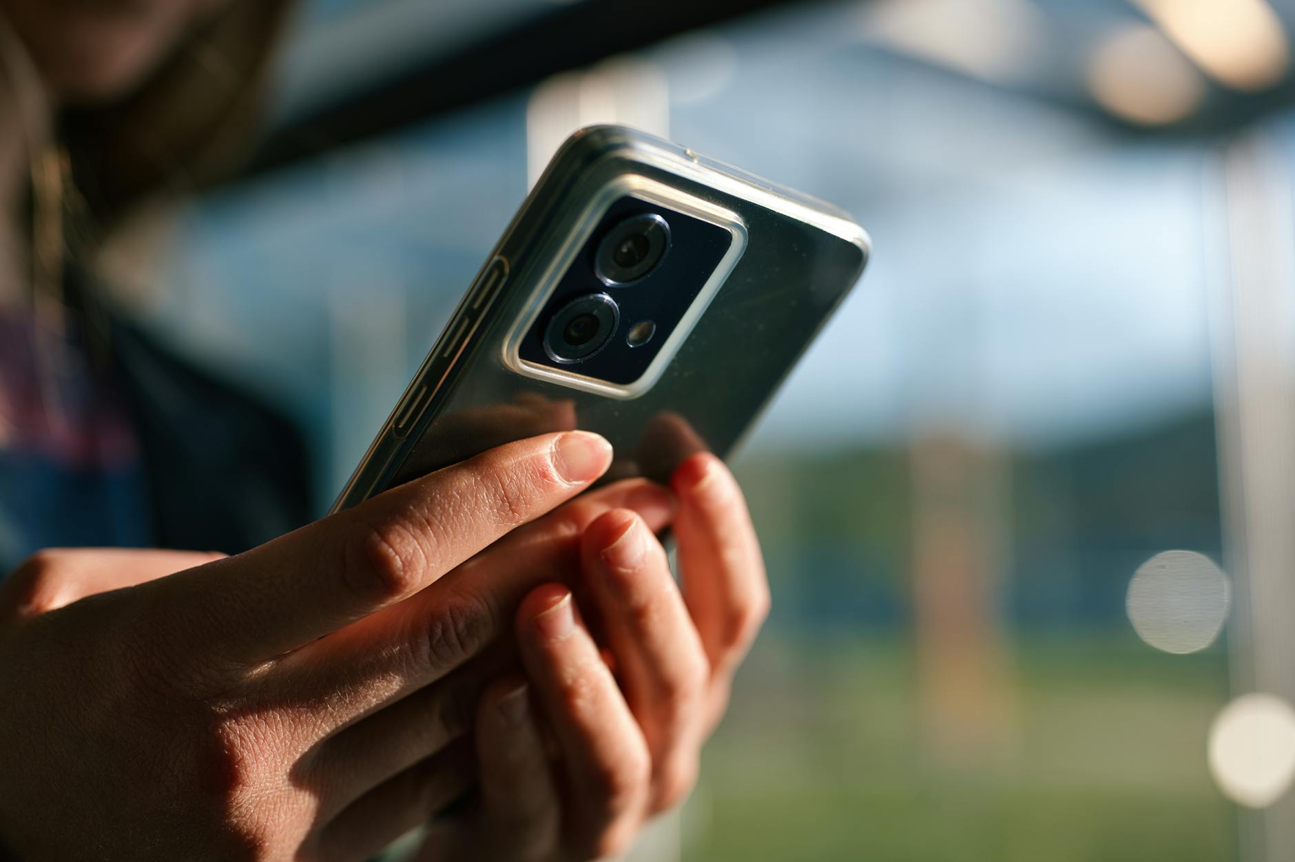 Smartphone owners warned: 35-degree rule critical as heatwaves threaten batteries