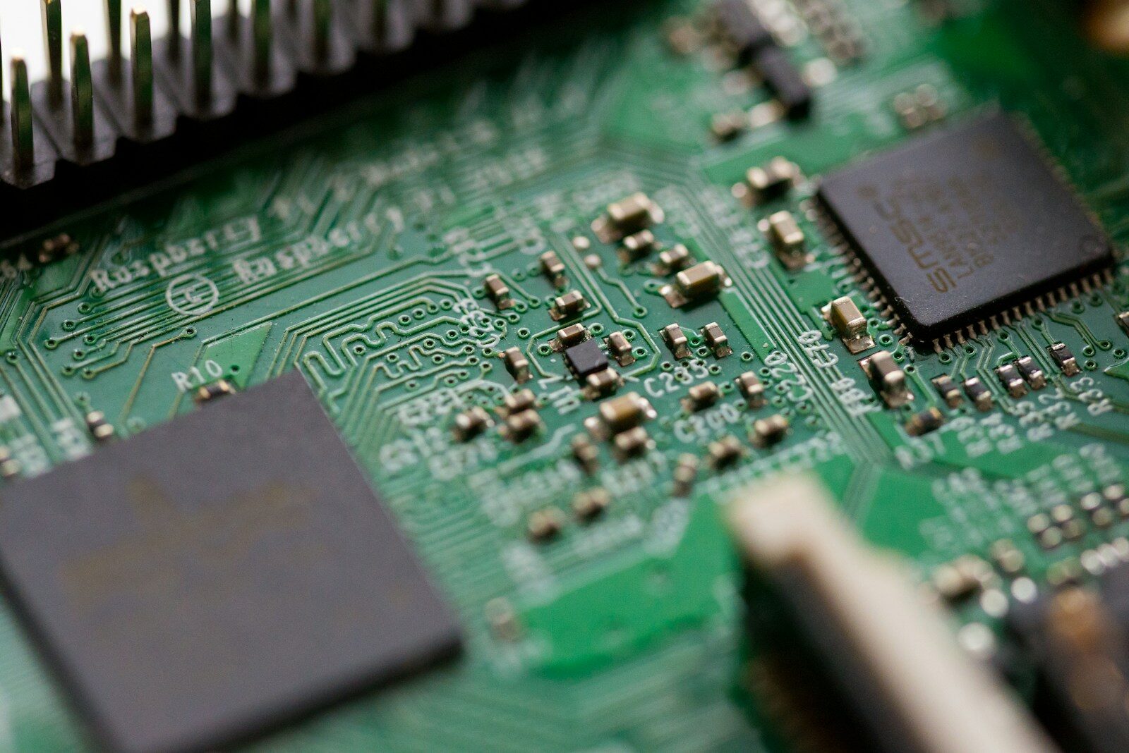 ASML’s AI-Fueled chip boom lifts profit and outlook, but China export curbs loom