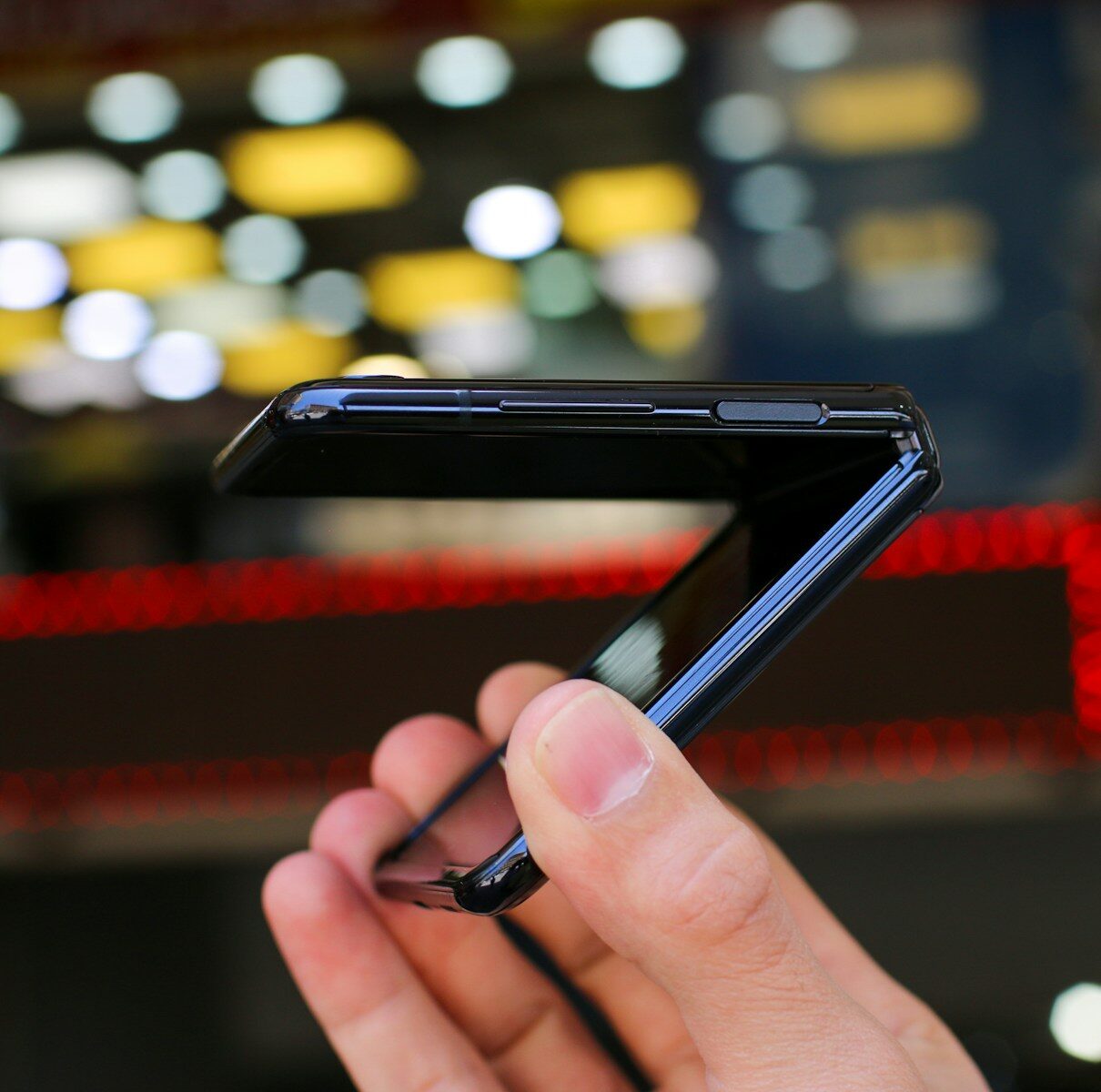 Foldable iPhone dummy sparks new questions: 5.5 mm unfolded, Touch ID tipped, and a huge camera bump