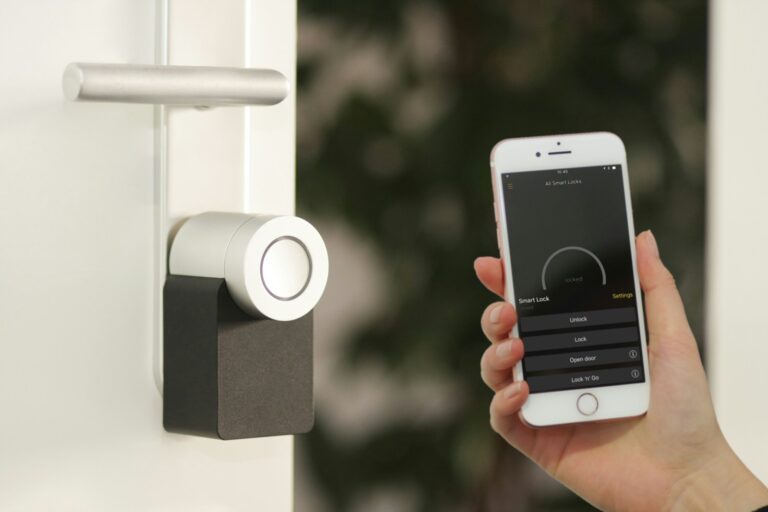 Smart lock door