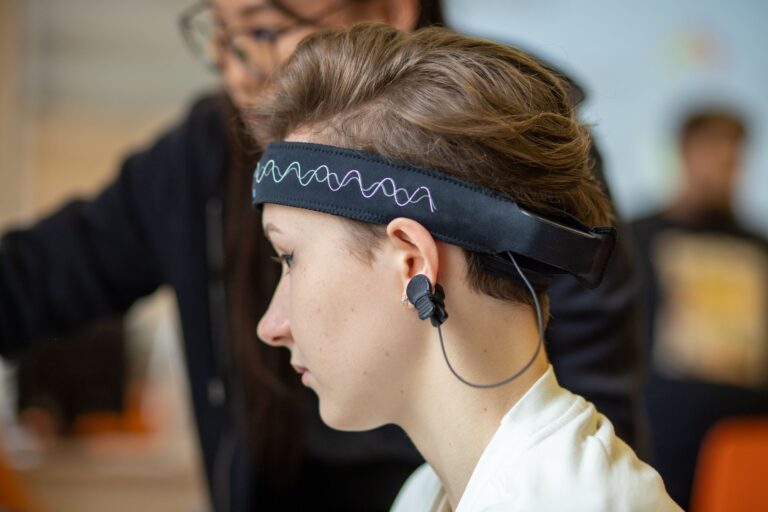 Eeg headband neurotechnology
