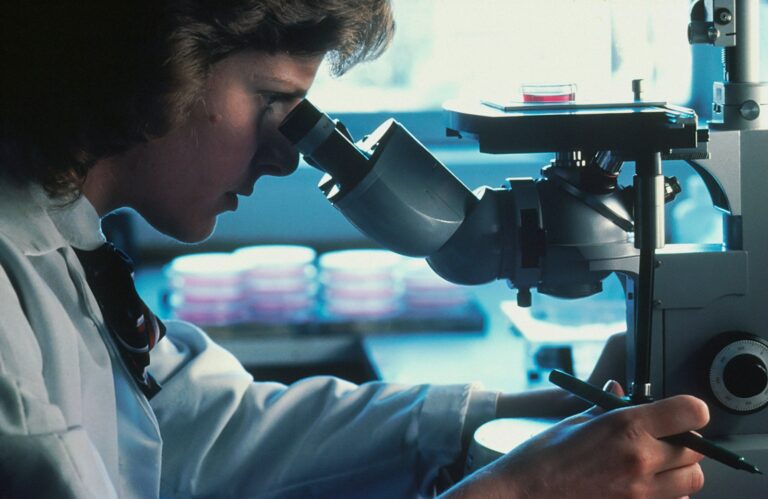 Neuroscientist working cell