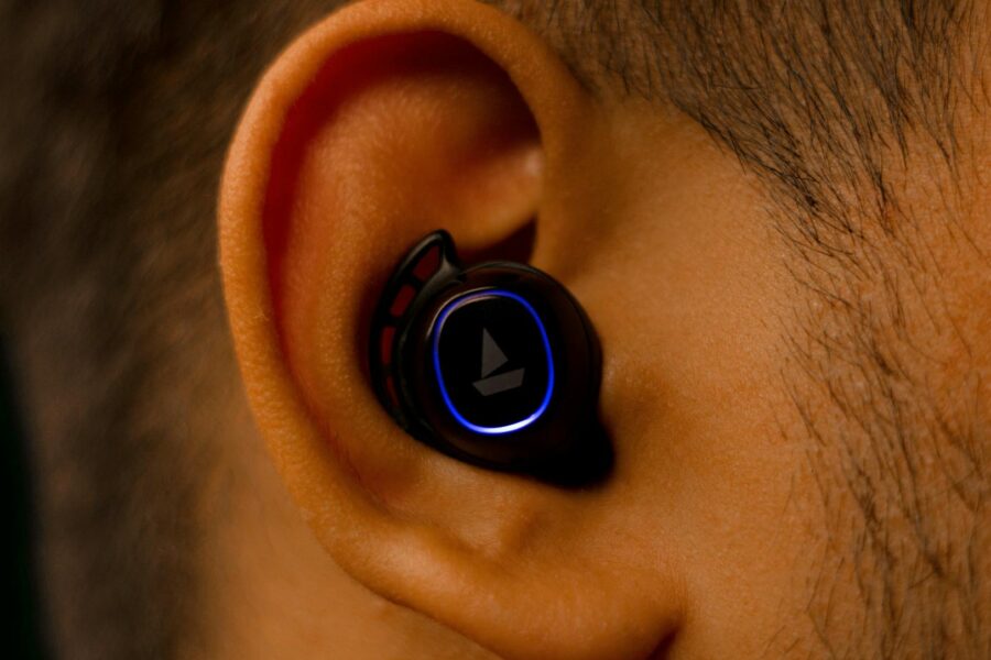Wireless earbuds close