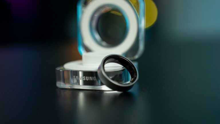 Smart ring charging
