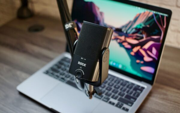 How to choose the right USB microphone for calls, streaming and podcasts