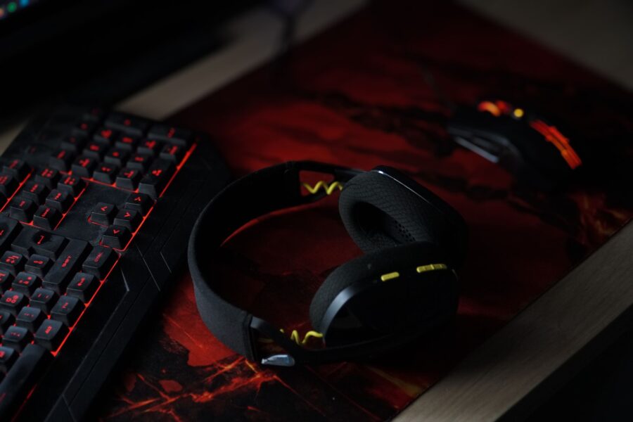 Gaming microphone desk