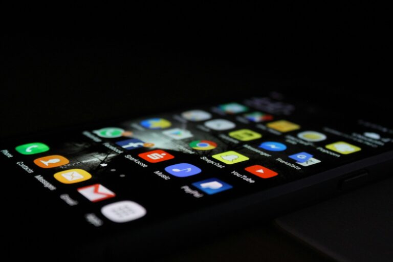 Smartphone lockscreen notifications
