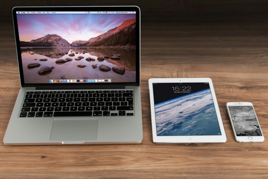 Laptop smartphone cloud