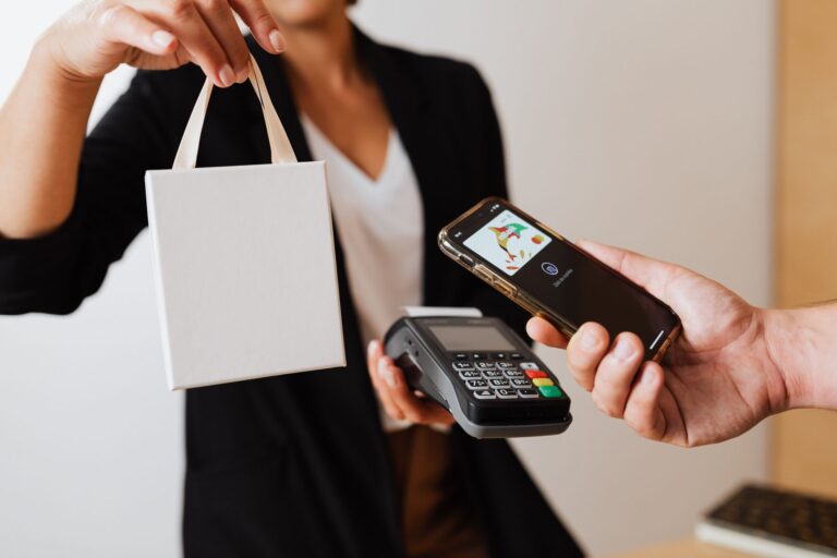 Fitness band contactless