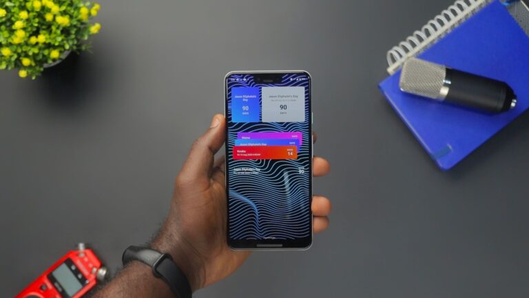 Smartphone smartwatch desk