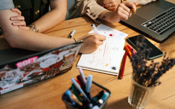 AI note summarizers for students and professionals: how they work and how to use them safely