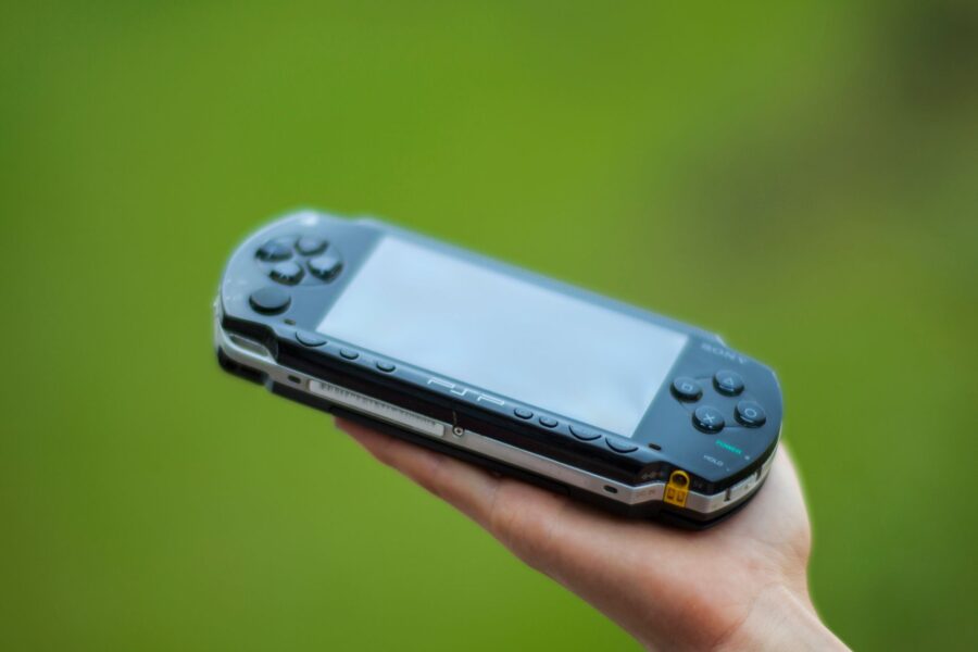 Handheld gaming device