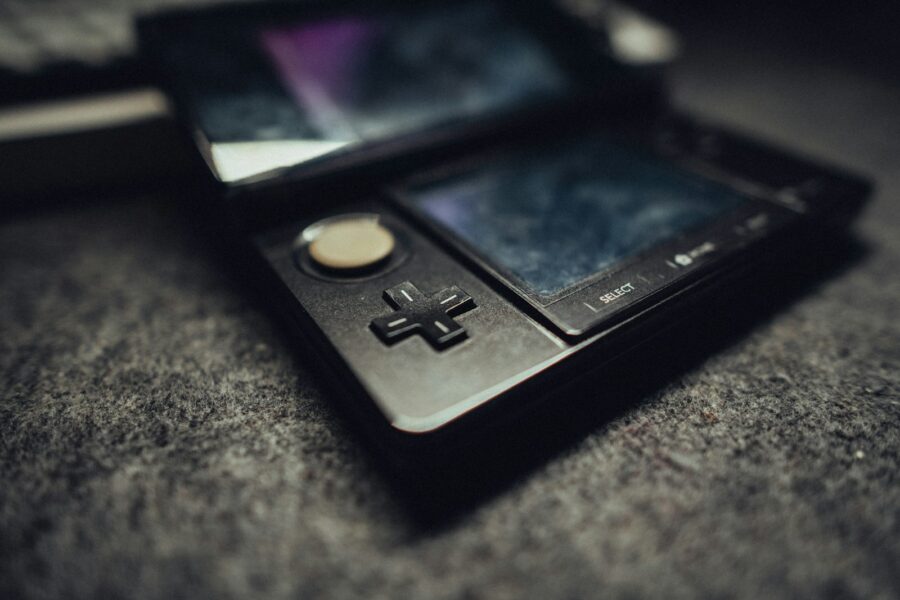Handheld gaming device