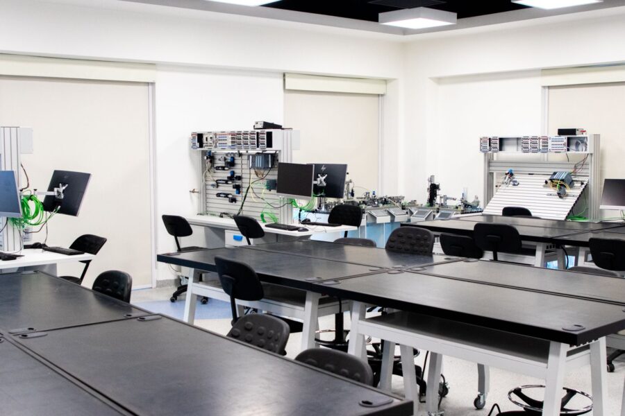 Microfluidic chip laboratory