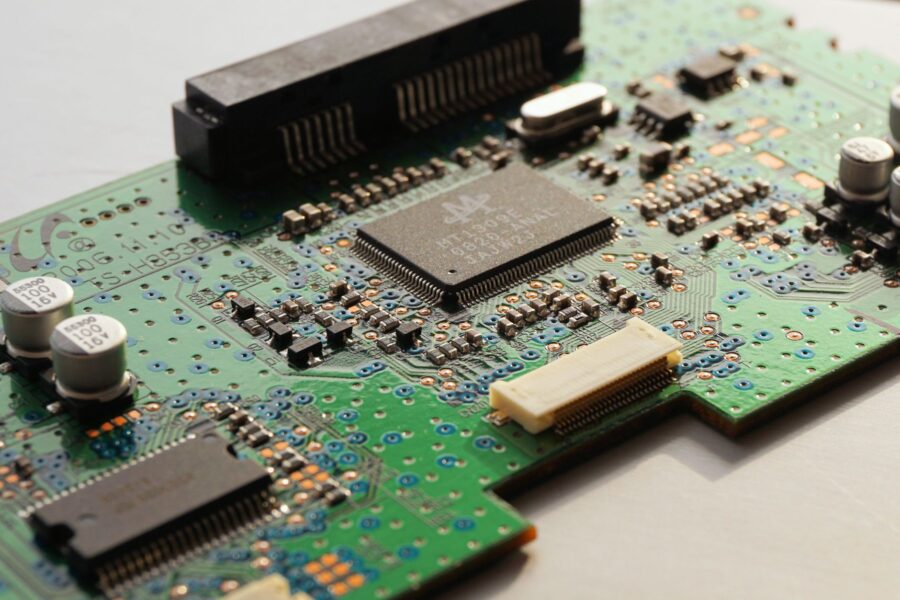Neuromorphic chip circuit