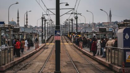 How public transport apps help drivers leave the car at home more often