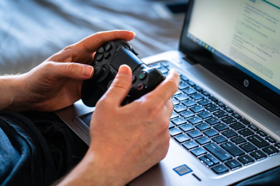 Gaming setup laptop