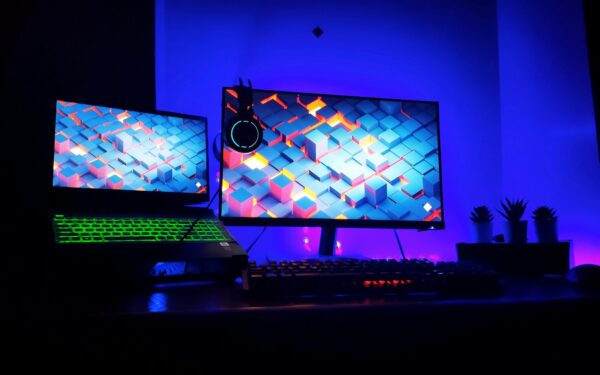 How to choose a gaming desk that boosts comfort and performance