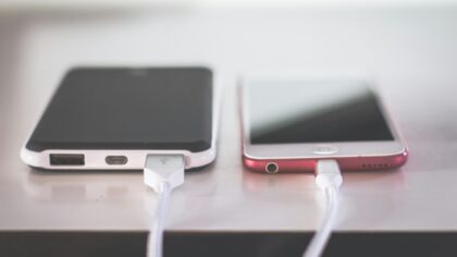 How to choose the right power bank for your smartphone and use it safely