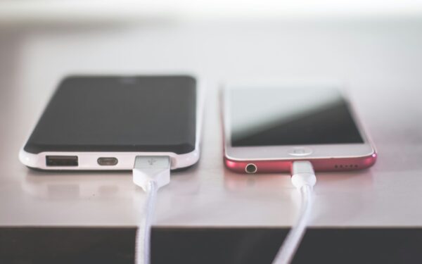 How to choose the right power bank for your smartphone and use it safely