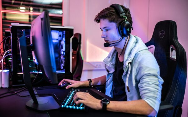 How to pick a gaming headset that improves sound, comfort and team communication