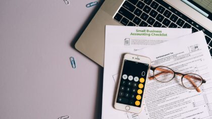 How to use digital checklists to streamline small business workflows without expensive software