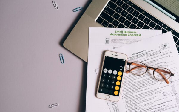 How to use digital checklists to streamline small business workflows without expensive software