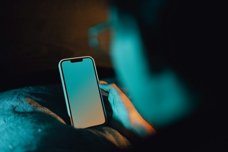Smartphone nightstand dark