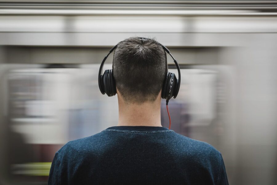 Noise cancelling headphones